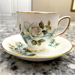 EUC VINTAGE DUCHESS BONE CHINA TEACUP AND SAUCER WITH BEAUTIFUL WHITE ROSES
